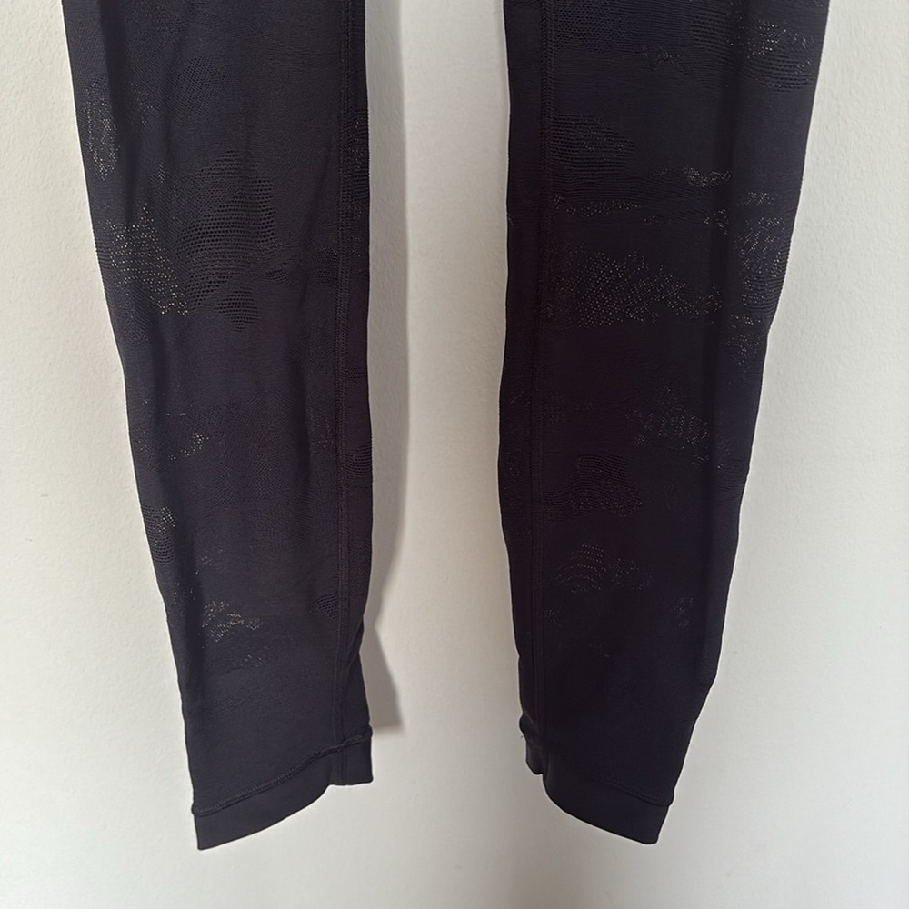 Lululemon leggings size 4 - Picture 4 of 9
